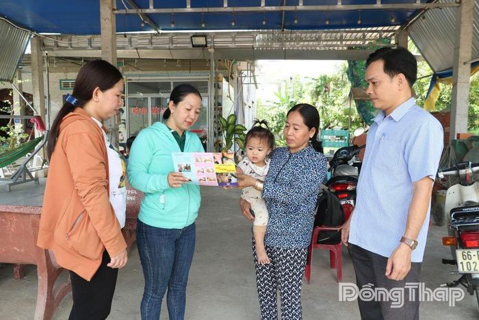 Nhân viên y tế Trạm Y tế phường Cao Lãnh đến nhà hộ dân có trẻ em để tuyên truyền, hướng dẫn cách phòng bệnh tay chân miệng. 