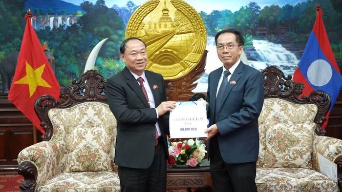 Đồng chí Thái Đại Ngọc (bên trái) trao quà lưu niệm cho tỉnh Salavan. Ảnh: Dũng Nhân