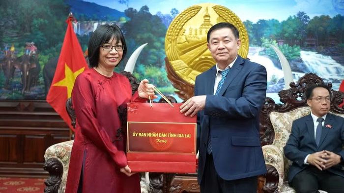 Phó Chủ tịch UBND tỉnh Nguyễn Thị Thanh Lịch (bên trái) trao quà lưu niệm của UBND tỉnh Gia Lai cho Ủy ban chính quyền tỉnh Salavan. Ảnh: Dũng Nhân
