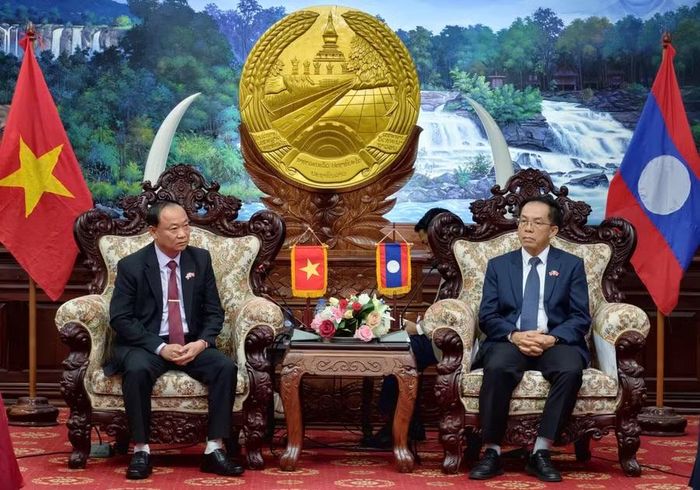 Bí thư Tỉnh ủy Thái Đại Ngọc (bên trái) trao đổi với đồng chí Đao-vông Phon-kẹo tại buổi thăm, chúc Tết tỉnh Salavan. Ảnh: Dũng Nhân