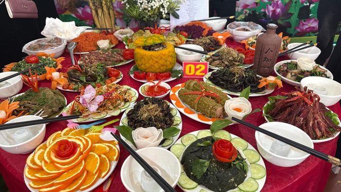 Mâm cơm dự thi mang đậm bản sắc văn hóa dân tộc Thái.