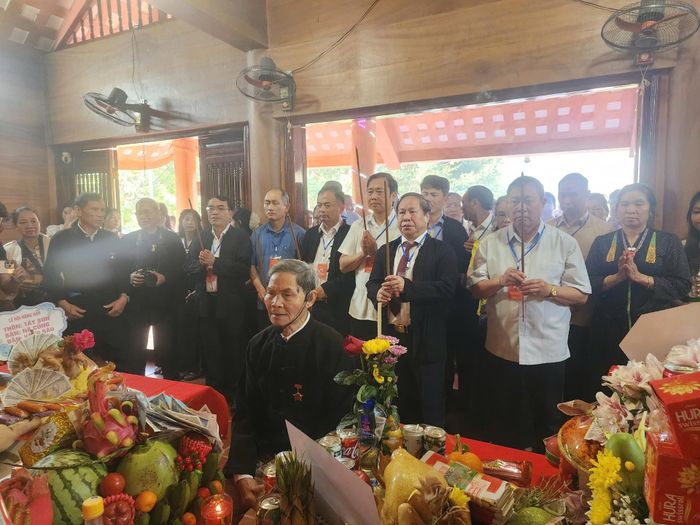 Các đồng chí lãnh đạo tỉnh, xã cùng đông đảo nhân dân tham gia dâng hương cúng Nàng Han.