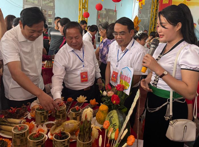 Đội tham gia thi ẩm thực giới thiệu các món ăn dự thi.