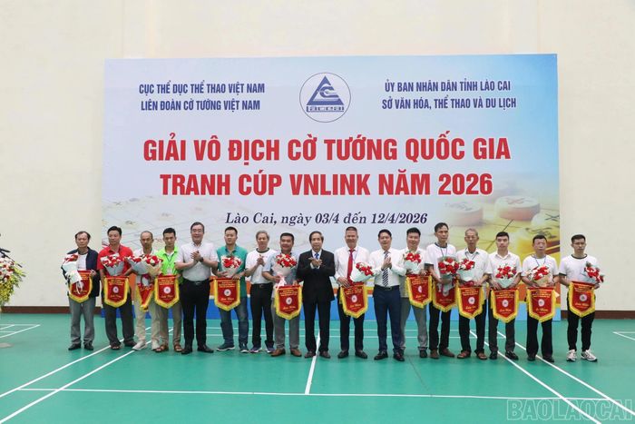 Ban Tổ chức trao cờ lưu niệm cho 13 đoàn vận động viên tham dự giải.