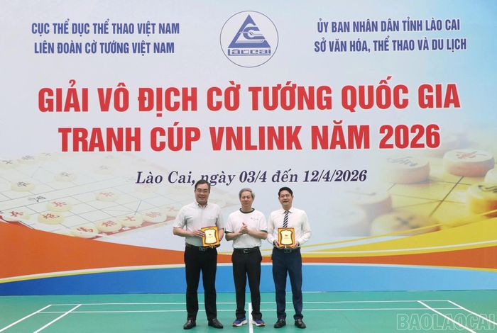 Đồng chí Trần Văn Mạnh - Tổng Thư ký Ủy ban Olympic Việt Nam trao kỉ niệm chương của Ban Tổ chức cho đơn vị địa phương đăng cai.