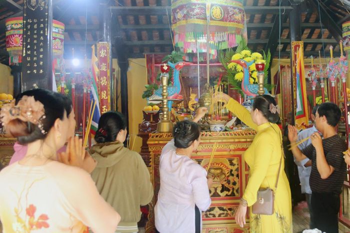 Người dân đến đình làng Phú Hội trong dịp lễ tế cầu một năm mưa thuận gió hòa