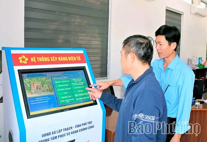 Trung tâm Phục vụ hành chính công xã Lập Thạch bố trí cán bộ thường trực, kịp thời giải đáp, hướng dẫn người dân thực hiện thủ tục hành chính trực tuyến.