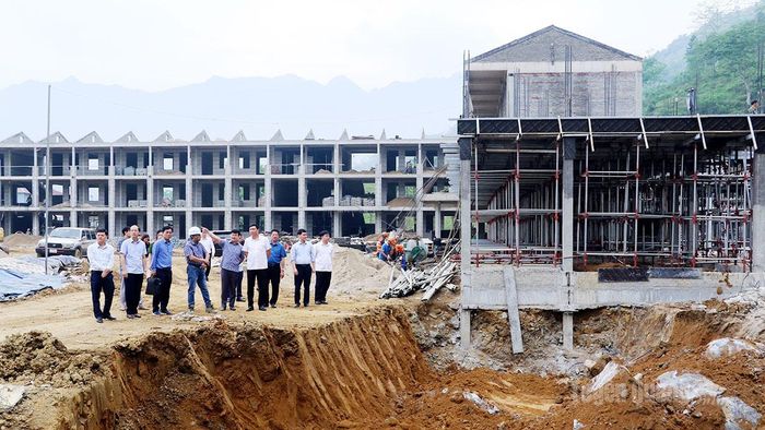 Đoàn kiểm tra, giám sát số 279 của Ban Thường vụ Tỉnh ủy kiểm tra tiến độ xây dựng Dự án Trường Phổ thông nội trú liên cấp Tiểu học và Trung học cơ sở Minh Tân.