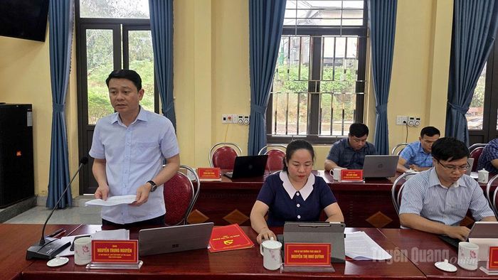Lãnh đạo xã Tân Quang báo cáo tại buổi làm việc.