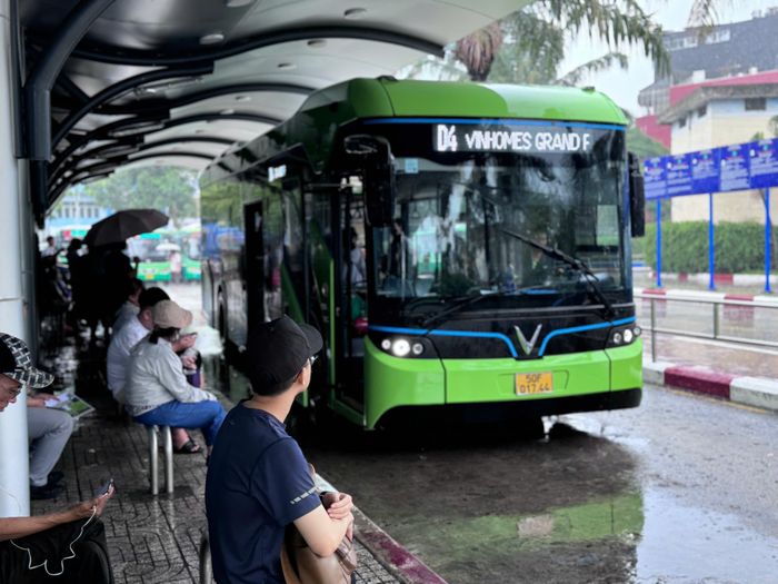 Xe buýt vẫn là phương tiện công cộng quen thuộc với nhiều học sinh, sinh viên và người lao động.