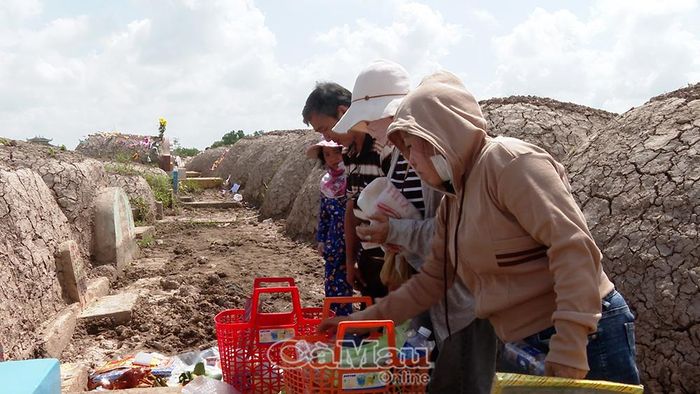 Gia đình bà Trương Tú Yến (phường An Xuyên) chuẩn bị cúng Thanh minh phần mộ người thân.
