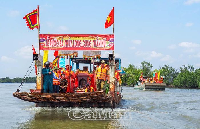 Nghi thức rước bà Thuỷ Long cung thần nữ diễn ra trang trọng.