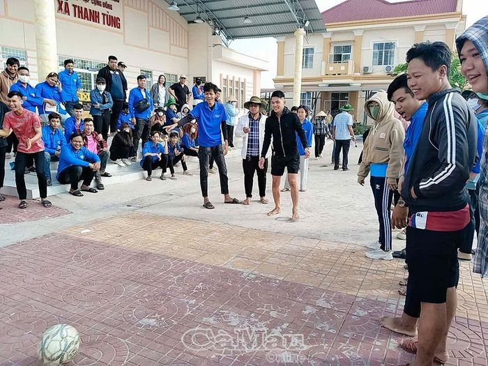 Các trò chơi dân gian thu hút đông đảo bạn trẻ tham gia trong phần hội.