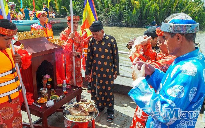 Ban quản trị Miếu bà Thuỷ Long thực hiện nghi thức xin keo trên thuyền rước bà về miếu.
