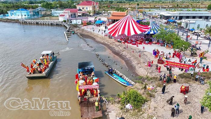 Đoàn thuyền rước bà trên sông - hình ảnh đậm nét văn hoá sông nước Cà Mau.