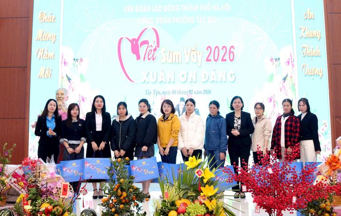 Đoàn viên, người lao động phấn khởi khi được tổ chức Công đoàn quan tâm, chăm lo. Ảnh L.T