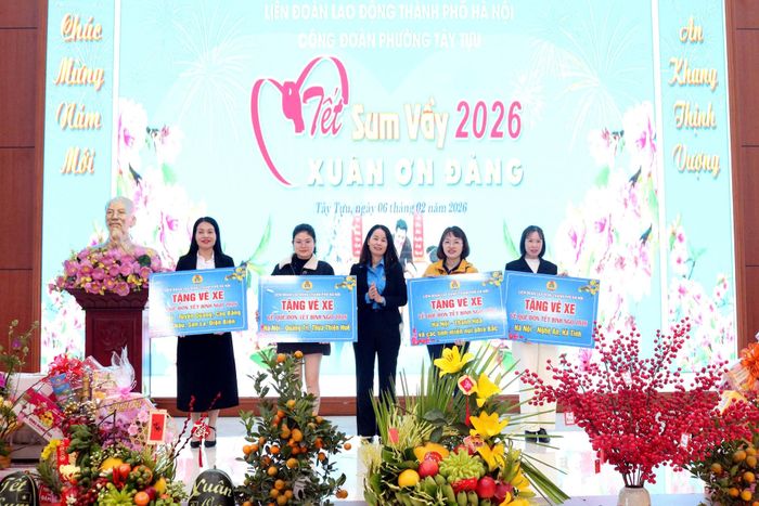 Đồng chí Nguyễn Thùy Chi, Chủ tịch Công đoàn phường trao biển tượng trưng tặng vé xe miễn phí người lao động. Ảnh LT