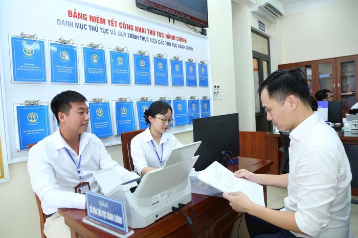 Cán bộ xã Phúc Thịnh, Hà Nội, giải quyết thủ tục hành chính cho người dân. Ảnh Phạm Hùng