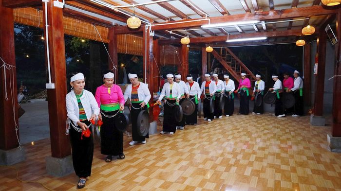 Vào cuối tuần, thôn Gò Sống thường tổ chức bán sản vật địa phương và biểu diễn cồng chiêng, múa sạp cho du khách thập phương. Ảnh: Khuất Duyên
