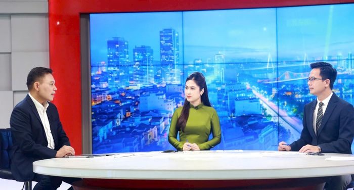 Ông Nguyễn Quốc Hoàn, Vụ trưởng Vụ Công tác xây dựng văn bản quy phạm pháp luật, Bộ Tư pháp trao đổi tại Chương trình. Ảnh: Phạm Hùng