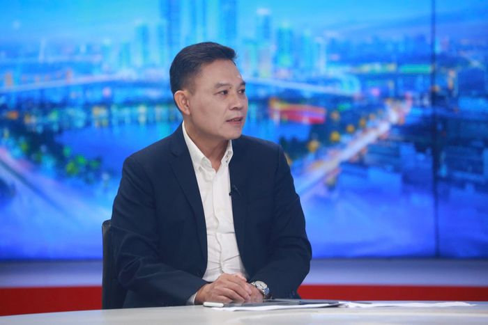 Ông Nguyễn Quốc Hoàn, Vụ trưởng Vụ Công tác xây dựng văn bản quy phạm pháp luật (Bộ Tư pháp) trao đổi tại Chương trình. Ảnh Duy Hùng