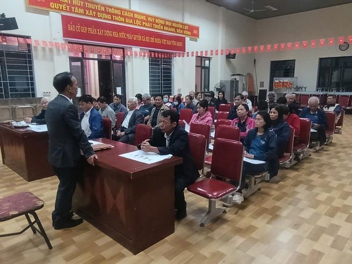 Cán bộ xã Đông Anh trực tiếp đối thoại với người dân tại nhà văn hóa thôn, giải đáp vướng mắc liên quan đến chính sách giải phóng mặt bằng. Ảnh: Mai Khôi