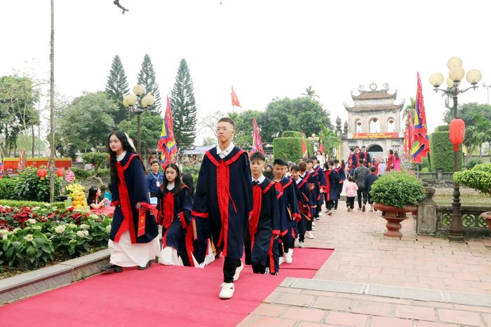 Học sinh và sinh viên cả nước về dự lễ hội Văn Miếu Mao Điền. Ảnh: Mạnh Tú - TTXVN