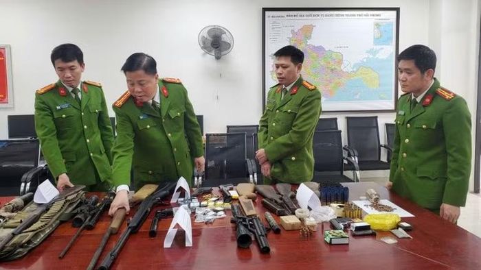 Đại tá Bùi Trung Thành, Phó Giám đốc, Thủ trưởng Cơ quan Cảnh sát điều tra Công an thành phố Hải Phòng (thứ hai từ trái sang), chỉ đạo Phòng Cảnh sát hình sự xác lập, đấu tranh chuyên án.