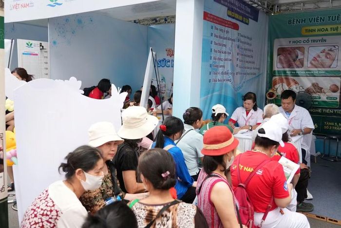 Khu vực khám, tư vấn sức khỏe miễn phí của Học viện Y-Dược học cổ truyền Việt Nam thu hút đông đảo người dân tham gia trải nghiệm.