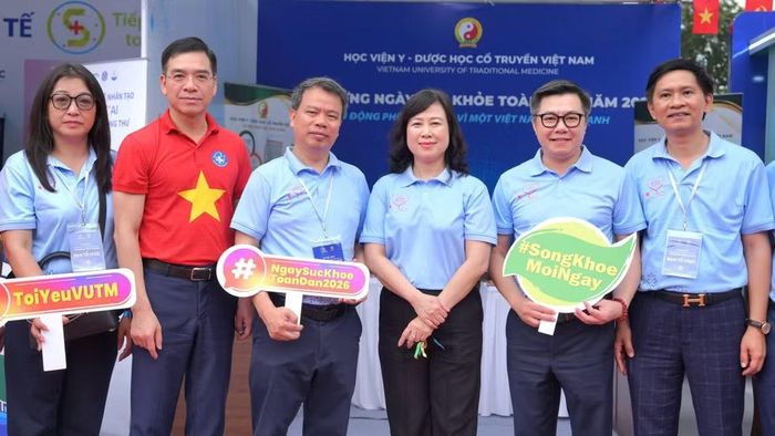Các đại biểu chụp ảnh chung tại khu vực của Học viện Y-Dược học cổ truyền Việt Nam.