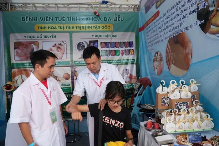 Các bác sĩ Bệnh viện Tuệ Tĩnh trực tiếp khám, tư vấn cho người dân.
