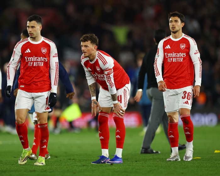 Các cầu thủ Arsenal "thất thần" khi để thua 1-2 trước Southampton ở tứ kết cúp FA diễn ra rạng sáng 5-4, qua đó mất cơ hội giành thêm 1 chiếc cúp. Hiện, các "Pháo thủ thành London" chỉ còn tập trung cho giải Ngoại hạng Anh và Champions League. Ảnh: Reuters