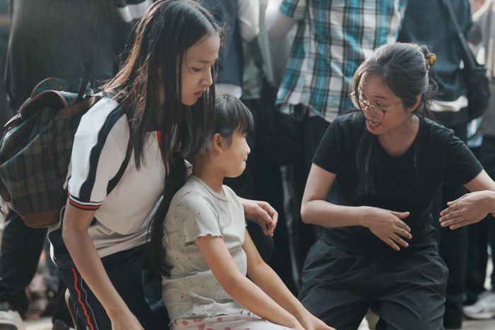  Đạo diễn Võ Thạch Thảo làm việc với các diễn viên trên trường quay phim "Anh Hùng" 