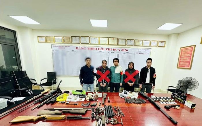 Phạm Thị Trúc Quỳnh và Hoàng Sơn tại cơ quan điều tra.