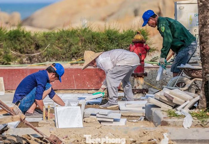 Những ngày này, dọc theo các tuyến đường ở khu du lịch biển Sầm Sơn, tỉnh Thanh Hóa đang được cải tạo, làm đẹp khách sạn, nhà hàng. Từng tốp công nhân vẫn miệt mài làm việc để chỉnh trang khu du lịch biển Sầm Sơn, chuẩn bị đón du khách dịp lễ 30/4-1/5.