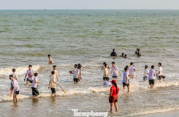 Việc chỉnh trang, cải tạo không gian ven biển lần này được triển khai đồng bộ với mục tiêu không chỉ là phục hồi sau bão, mà còn từng bước xây dựng Sầm Sơn trở thành điểm đến du lịch biển chuyên nghiệp, hiện đại và phát triển bền vững.