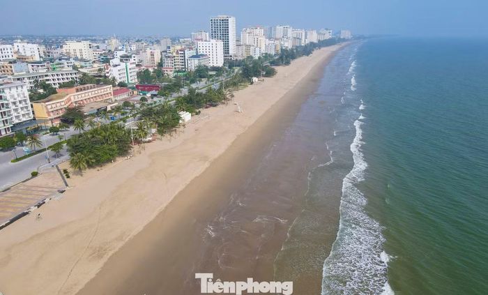 Bãi biển Sầm Sơn, phường Sầm Sơn dài gần 4 km, bãi cát thoải, đẹp, mỗi năm thu hút hàng trăm nghìn lượt du khách trong và ngoài nước.