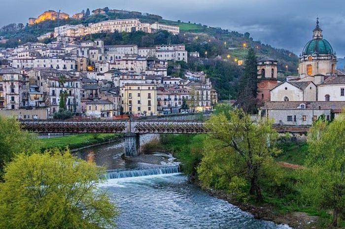 Italy - Trả tiền để chuyển đến làng quê. Ảnh: DM