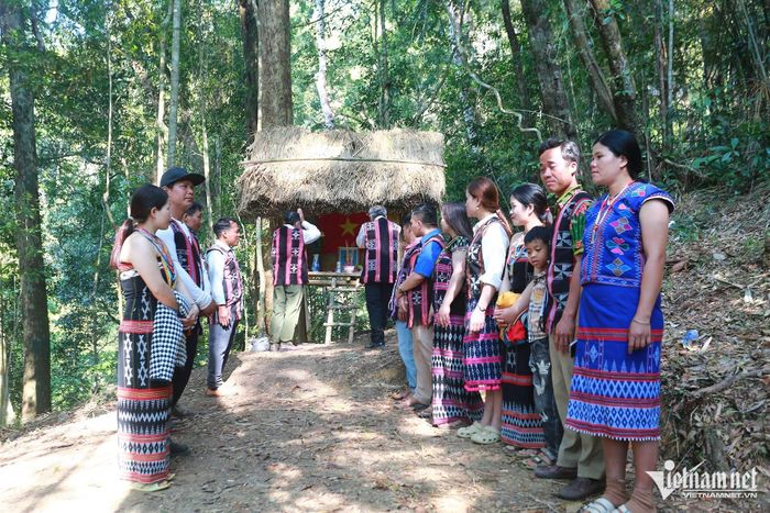 Nghi lễ cúng được tiến hành trong không khí trang nghiêm, thể hiện lòng thành kính với các vị Giàng.