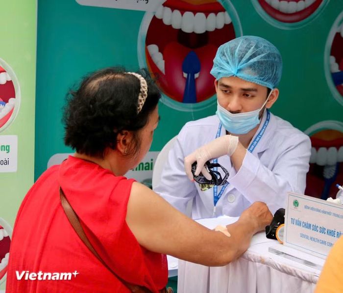 Mọi giải đáp và thắc mắc của người dân được bác sĩ giải đáp ngay giữa không gian thoáng đãng ở Công viên Thống Nhất. (Ảnh: Bảo Ngọc/Vietnam+)