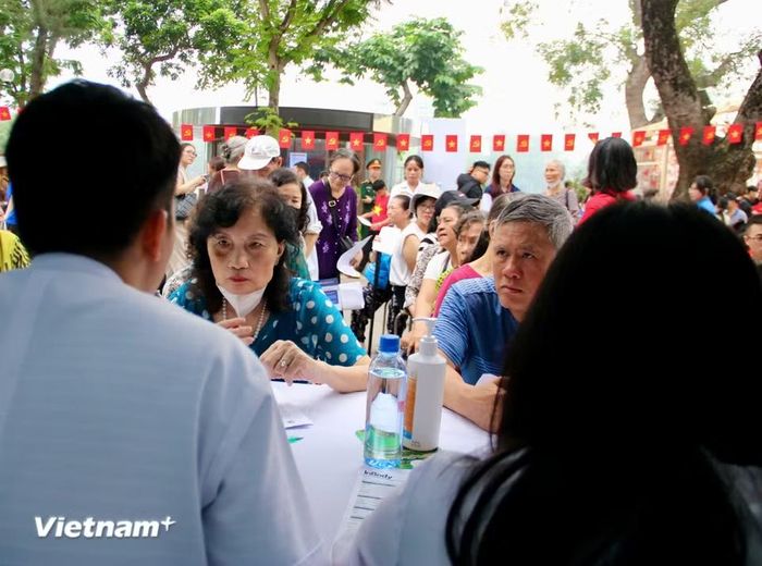 Ngay từ 6 giờ 30 phút, dưới tiết trời mát mẻ của buổi sớm Thủ đô, các dòng người từ khắp các ngả đường đã bắt đầu tập trung, tạo nên một bầu không khí rộn ràng và đầy năng lượng. (Ảnh: Bảo Ngọc/Vietnam+)
