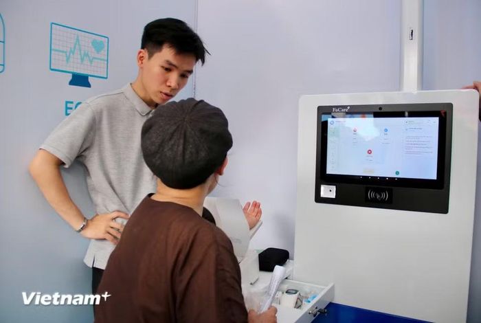 Thay vì những thủ tục rườm rà, các thiết bị hỗ trợ AI được tích hợp trực tiếp tại khu vực khám chuyên khoa, cho phép phân tích hình ảnh và dữ liệu lâm sàng chỉ trong vài phút. (Ảnh: Bảo Ngọc/Vietnam+)