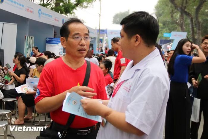 Bác sĩ Lương Thế Minh (Bệnh viện Tuệ Tĩnh), cho biết: “Từ sáng đến giờ, chúng tôi tiếp nhận và thăm khám cho hàng chục bệnh nhân, sự kiện giúp người dân chủ động thăm khám và phát hiện ra những vấn đề sức khỏe.” (Ảnh: Bảo Ngọc/Vietnam+)