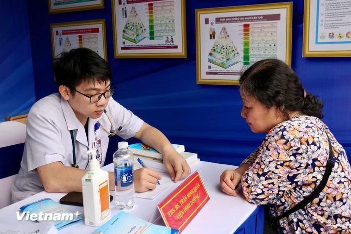 Đặc biệt, điểm nhấn công nghệ của ngày hội năm nay chính là sự xuất hiện của các thiết bị xét nghiệm tại chỗ và hệ thống trí tuệ nhân tạo (AI) hỗ trợ tầm soát ung thư vú, ung thư cổ tử cung. (Ảnh: Bảo Ngọc/Vietnam+)