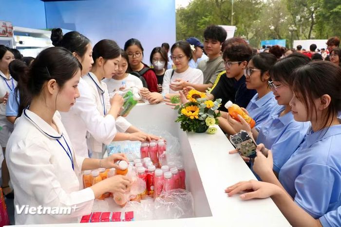 Càng về trưa, dòng người đổ về khu vực khám sàng lọc càng đông. Những túi quà gồm bộ dụng cụ theo dõi sức khỏe tại nhà và thuốc bổ được trao tận tay những người hoàn thành quy trình như một lời nhắc nhở về ý thức tự chăm sóc bản thân. (Ảnh: Bảo Ngọc/Vietnam+)