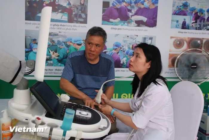 Không gian công viên Thống Nhất được tổ chức thành một “tổ hợp y tế di động” chuyên nghiệp. Hàng chục gian lều trắng được dựng lên quy củ dưới những tán cây cổ thụ, nơi hơn 150 y bác sĩ từ các bệnh viện tuyến đầu đã sẵn sàng thiết bị để đón tiếp người dân. (Ảnh: Bảo Ngọc/Vietnam+)
