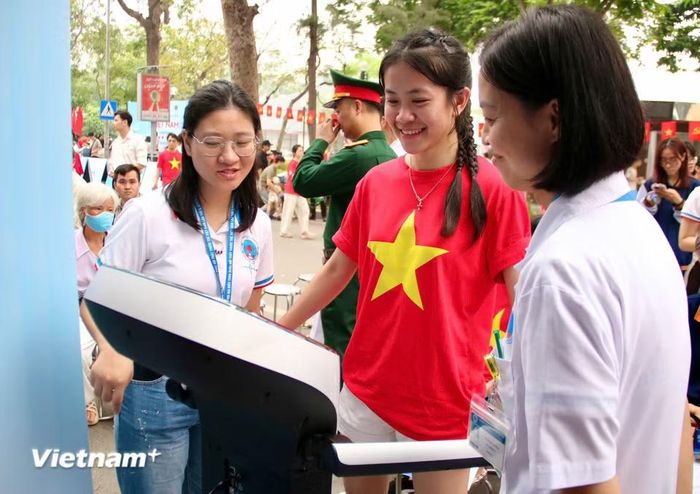 Từ các cụ già 70-80 tuổi đến các bạn trẻ, ai nấy đều cầm trên tay phiếu đăng ký, chờ đợi đến lượt được tư vấn sức khỏe. (Ảnh: Bảo Ngọc/Vietnam+)