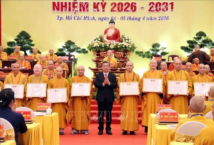 Ổng Nguyễn Phước Lộc, Phó Bí thư Thành ủy, Chủ tịch Ủy ban MTTQ Việt Nam Thành phố trao Bằng khen của Ủy ban MTTQ Việt Nam Thành phố cho các tập thể thuộc Giáo hội Phật giáo Việt Nam Thành phố.