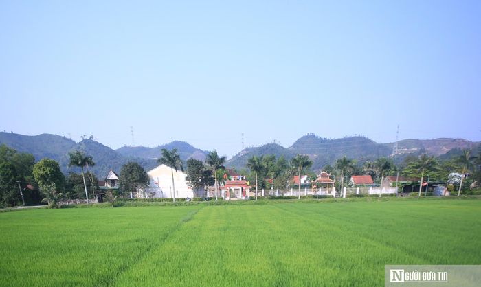 Núi đồi - làng quê - đồng lúa hòa quện vào trong sắc trời xanh biếc. Ảnh: Quốc Hoàn.
