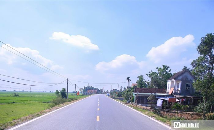 Đường về làng quê Tứ Mỹ rộng rãi và sạch đẹp. Ảnh: Quốc Hoàn.